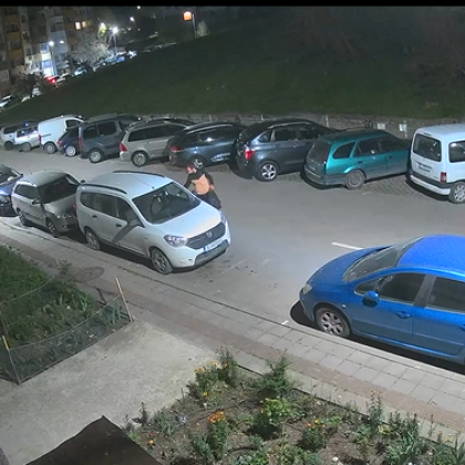 Варненец предупреди своите съграждани за млад мъж който проверява коли