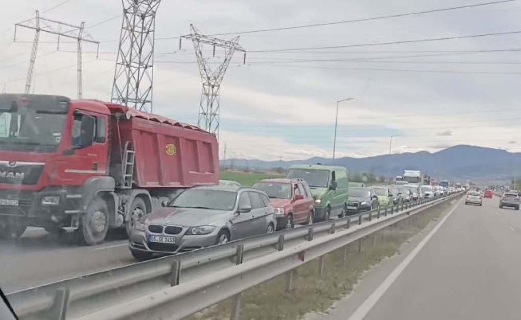 Камион разпиля товар на пътя Асеновград-Пловдив, образува се тапа