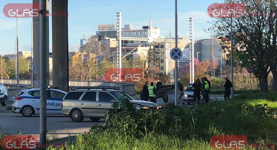 Катастрофа в Пловдив, кола е по таван СНИМКИ