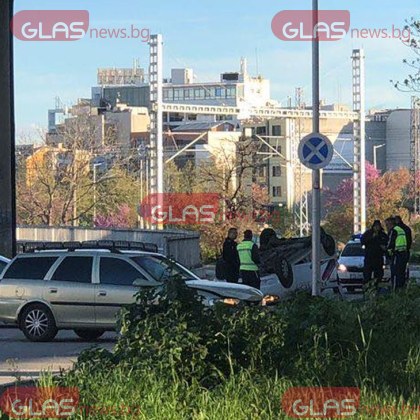 Катастрофа стана преди минути в Пловдив Лек автомобил е обърнат