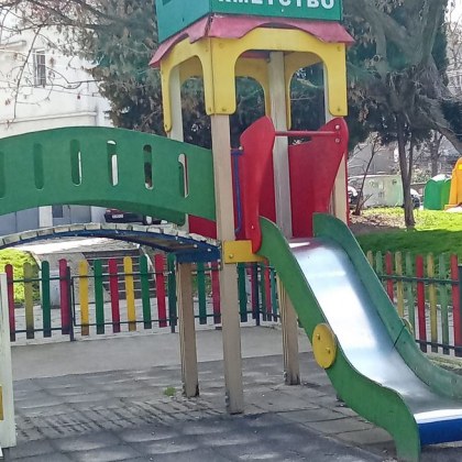 Майка с предупреждение за детска площазка намираща се в Асеновград Красимира