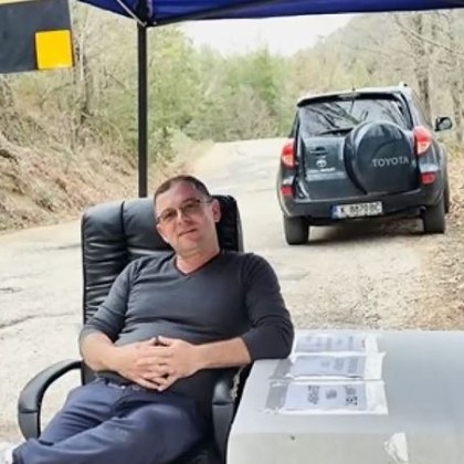 Наш кмет премести кабинета си под открито небе