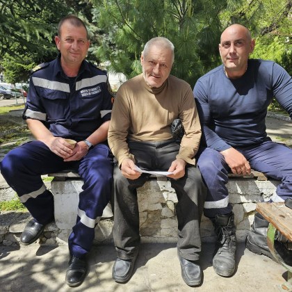 Топла изненада получиха пловдивски пожарникари днес от 71 годишния Боян Касъров