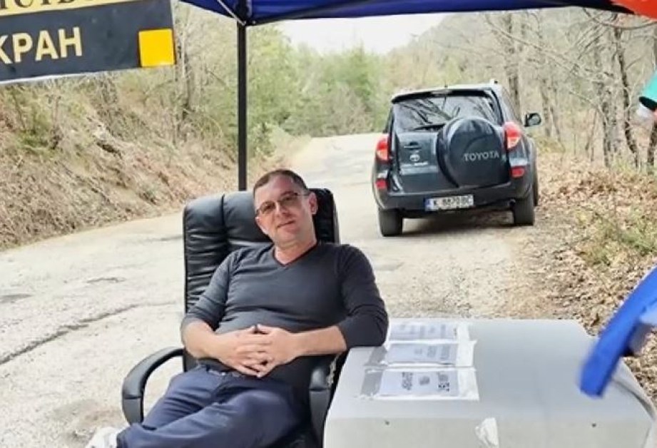 Наш кмет премести кабинета си под открито небе