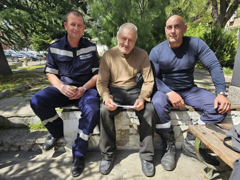 Топла изненада получиха пловдивски пожарникари днес от 71-годишния Боян Касъров.