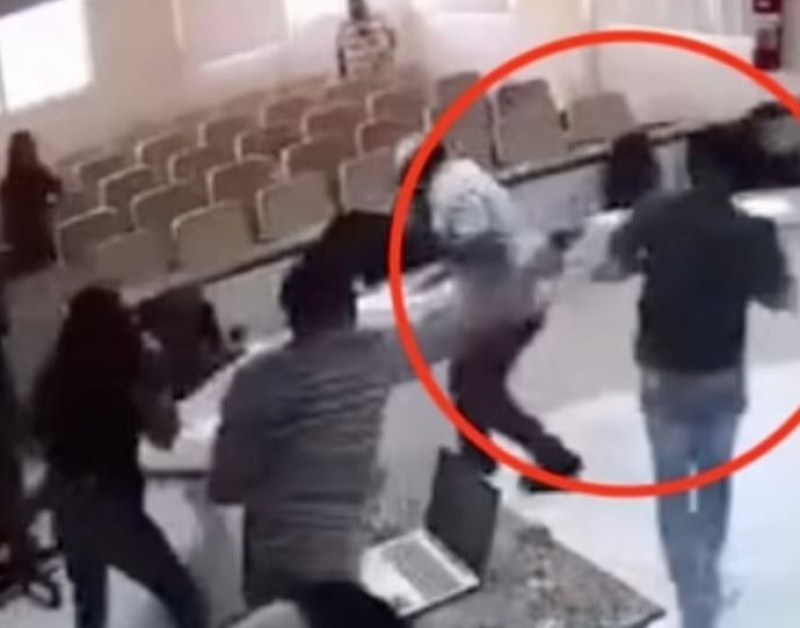 Син стреля по убиеца на баща си в съда ВИДЕО