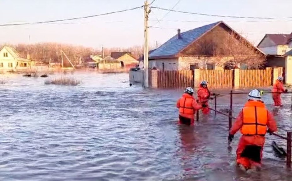 Наводнение в руски град, евакуираха над 700 души