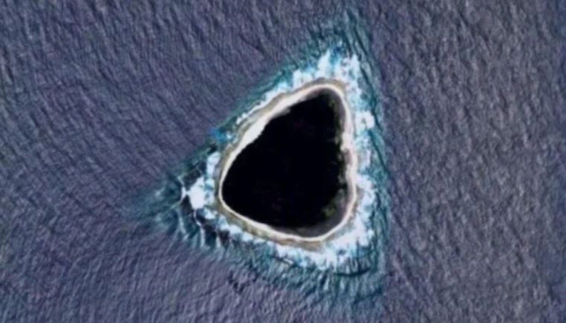 Дупка в океана или странен остров – тази гледка изуми