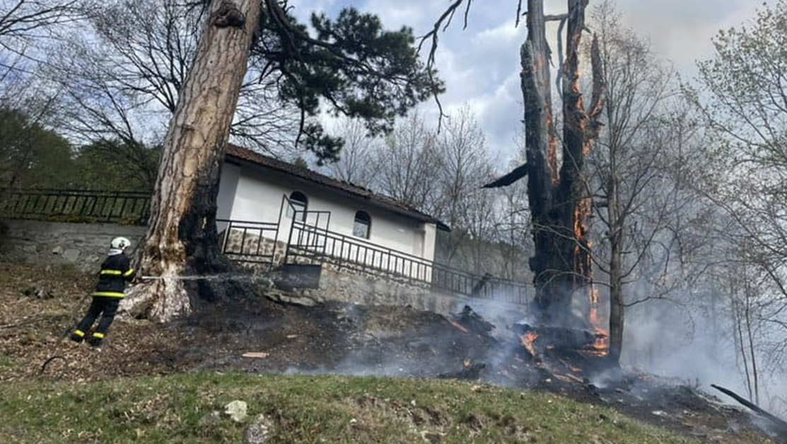 Пожар застрашава параклис в Благоевградско СНИМКИ