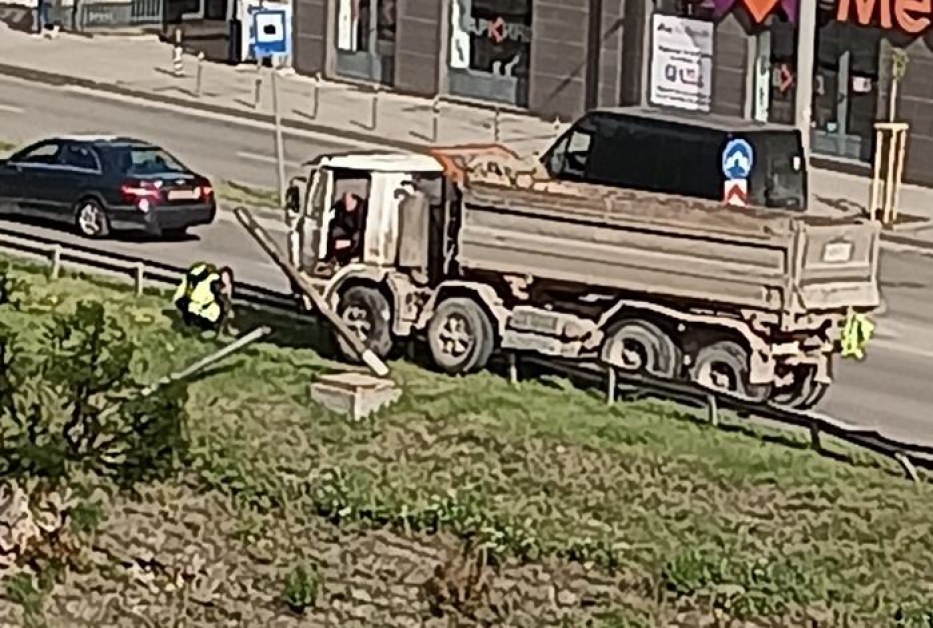 Инцидент с камион в София СНИМКИ