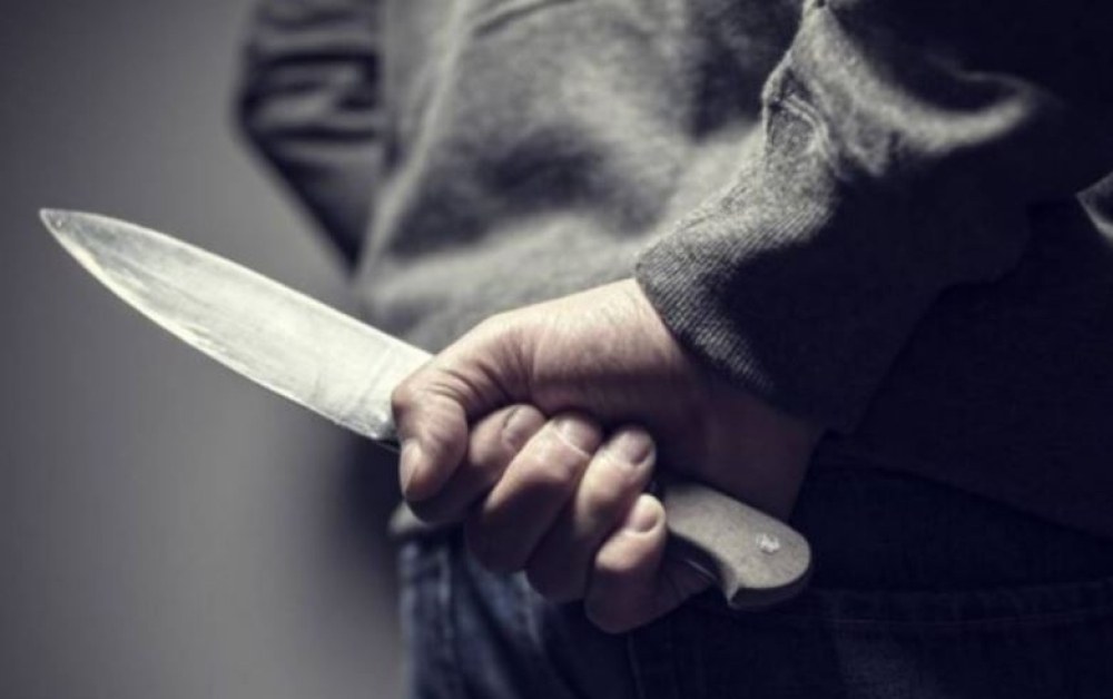 Издирван мъж се прониза с нож в шията във влак