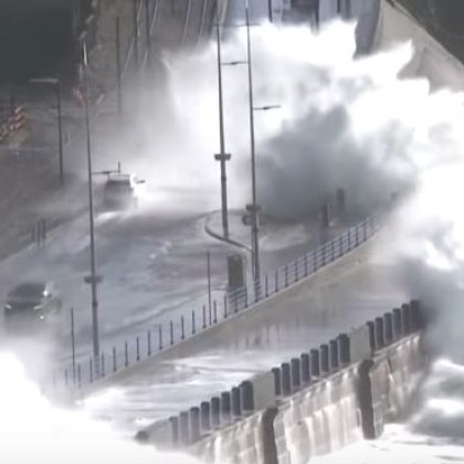 Огромни вълни заливат автомобилите по крайбрежен път на британския остров