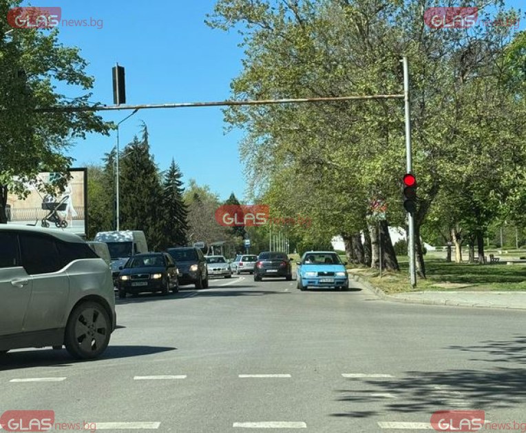 Водач се намърда в насрещното на оживен булевард в Пловдив СНИМКА