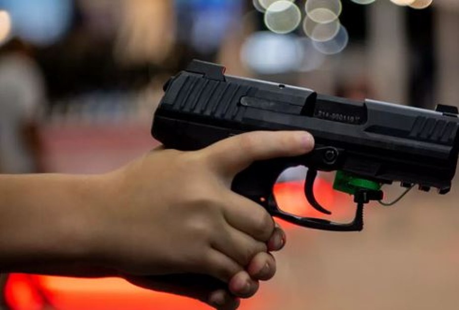 Снимка: 3-годишно дете се простреля с пистолета на баща си