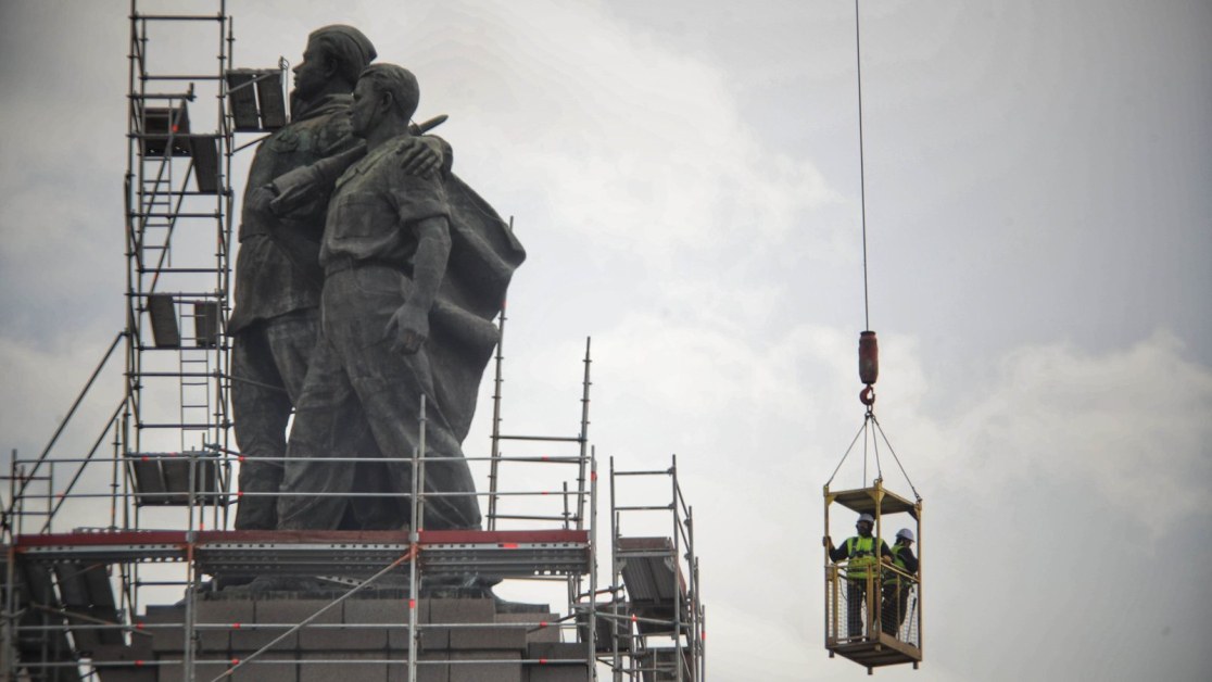 Демонтажът на Паметника на Съветската армия продължава