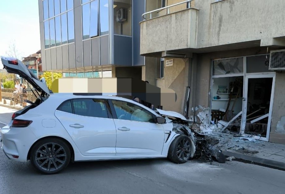 Инцидент! Кола се вряза в сграда в София СНИМКИ