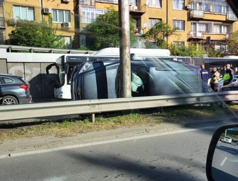 Инцидент в София, кола се обърна странично СНИМКИ
