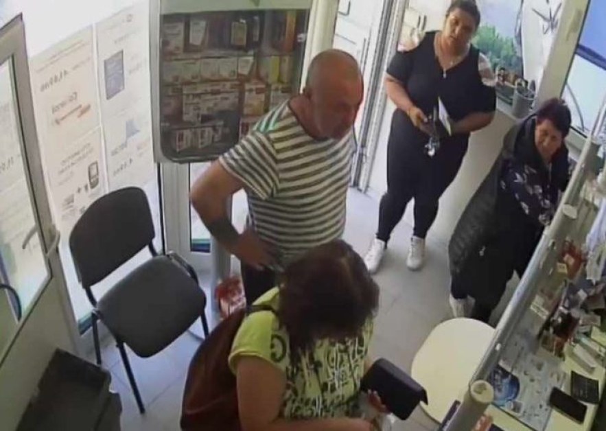 Мъж опита да пререди жени в аптека, псува и заплашва
