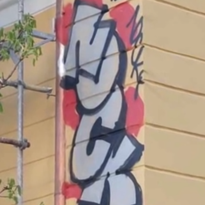 Графити се появиха на новоремонтираната фасада на сградата на Богословския