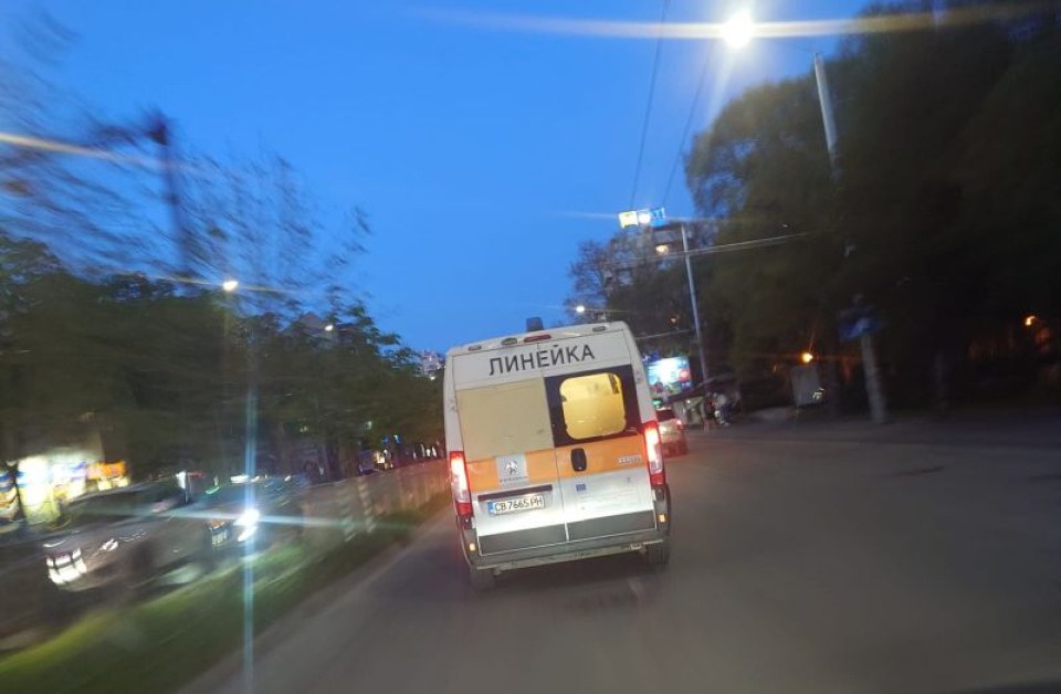 Линейка със закован шперплат вместо прозорец разбуни духовете във Варна