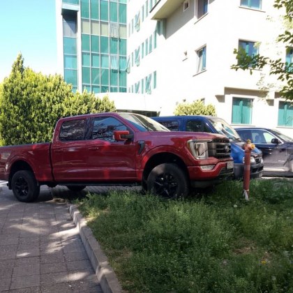 Необичайно паркиране изненада жителите на роден град Водач с огромен пикап
