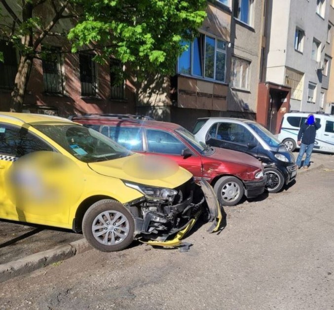 Шофьор помете три паркирани коли и избяга СНИМКА