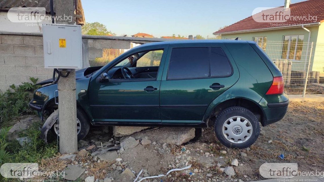 В Пловдивско: Шофьор се вряза в ограда на къща, бутна я СНИМКИ
