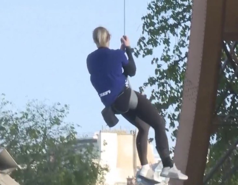 Жена изкачи Айфеловата кула по въже