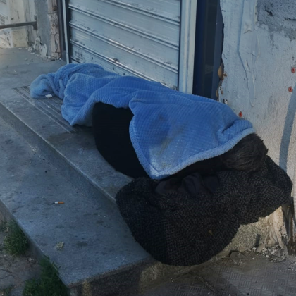 Жена вероятно бездомна спи под открито небе в София алармира