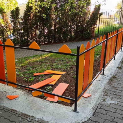 Вандали са изкъртили част от оградата на детска площадка във