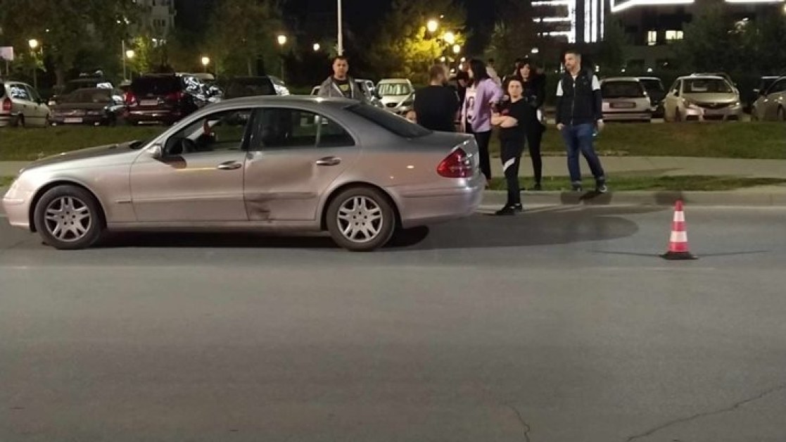 Моторист се заби в кола на булевард в Пловдив