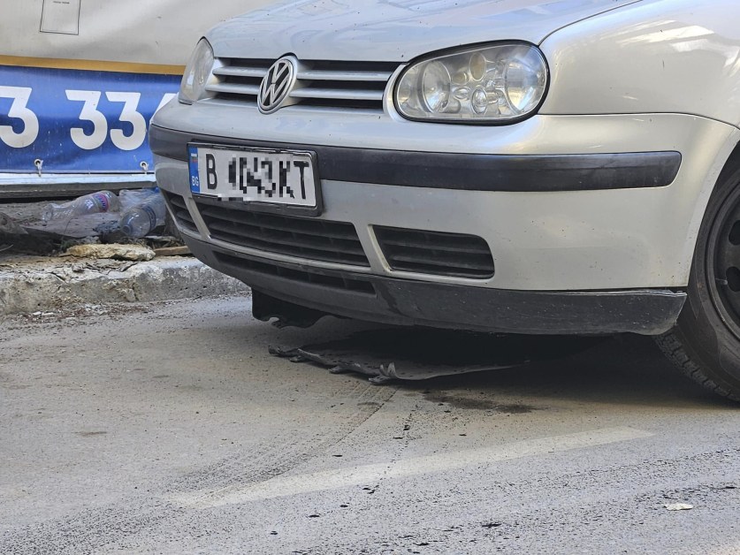 Шофьор нанесе щети по колата си на паркинг във Варна.