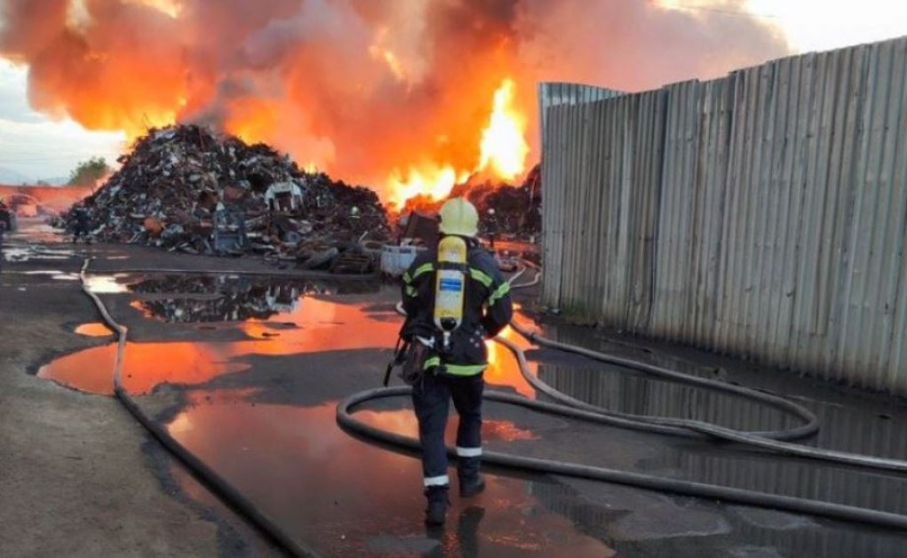 Задържаха работник за пожар в Пловдивско, а сметище изпепели склад