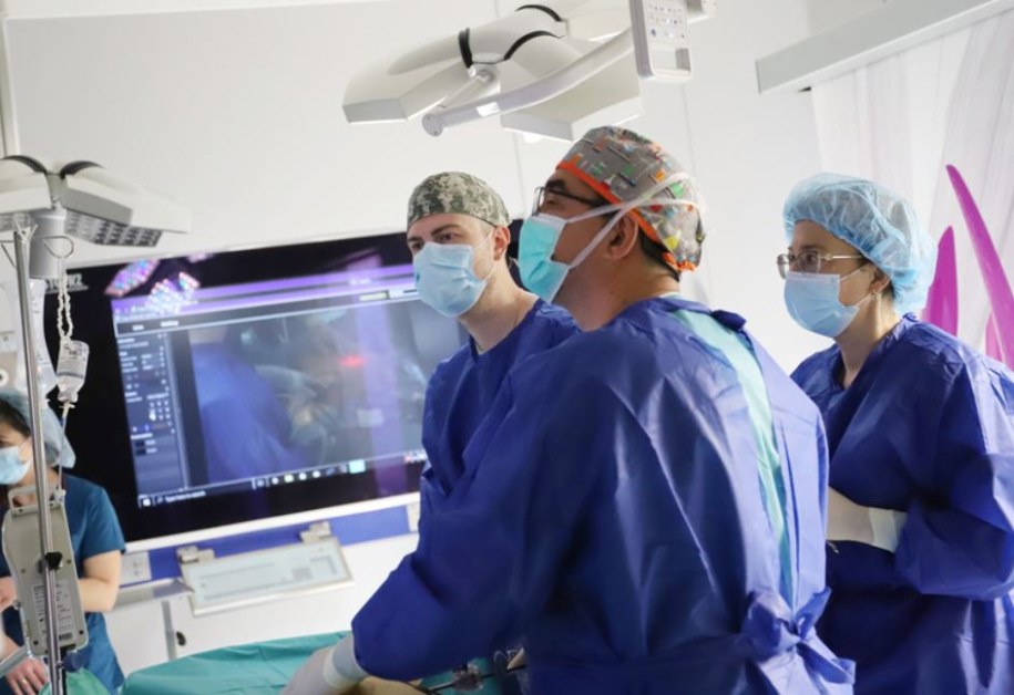 Хирурзи оперираха на живо пред 250 медици от цяла България