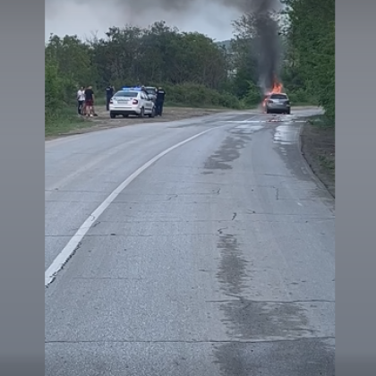 Лек автомобил избухна в пламъци в движение на пътя край