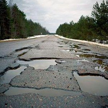 Спукани гуми и изкривени джанти струпаха край пътя през Дюлинския