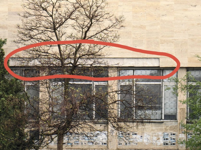 Падна част от фасада на сграда в София СНИМКИ