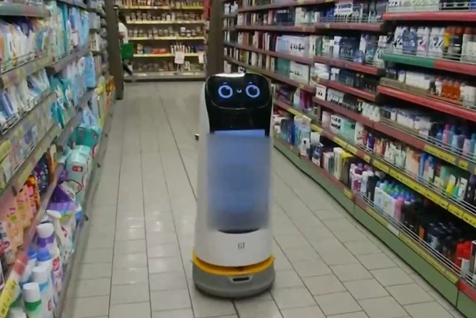 Робот беше назначен на работа в супермаркет в Павликени. Симпатичният