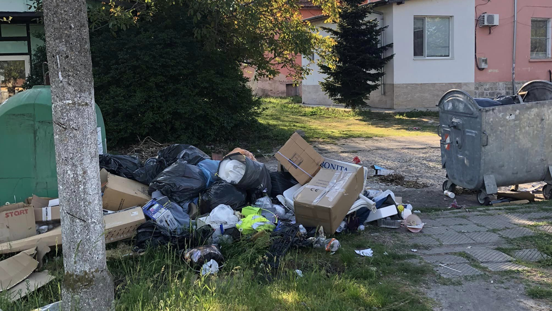 Жител на пловдивското село Труд сигнализира за купчини с боклуци