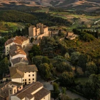 Село Кастелфалфи в провинция Флоренция Италия което беше изоставено и