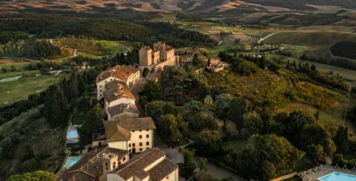 Село Кастелфалфи в провинция Флоренция (Италия), което беше изоставено и