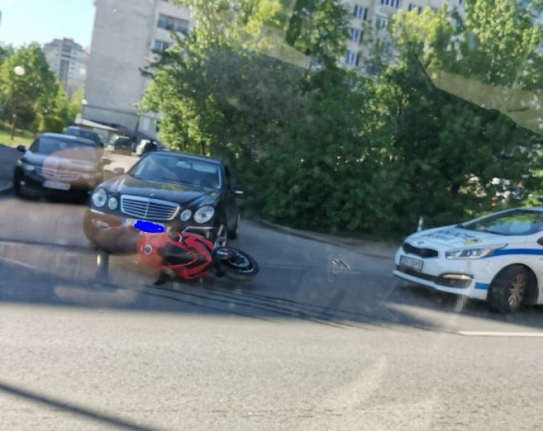 Блъснаха моторист в София СНИМКА