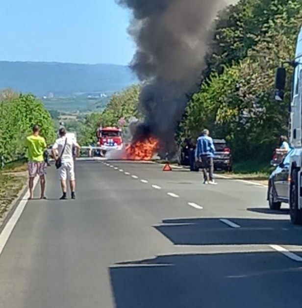 Пътен инцидент стана в района на Севлиево днес. Автомобил е