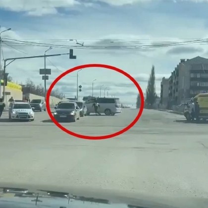 Шофьор прави кръгчета цял час на кръстовище и се гаври с полицията ВИДЕО