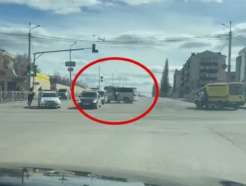 В Алметиевск, Татарстан, шофьор на миниван подлуди полицаите, принуждавайки ги да го