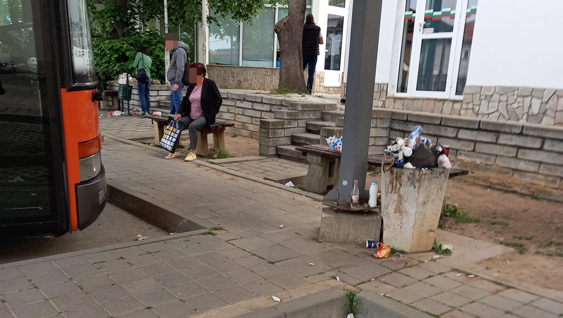 Пътници чакат автобуси сред боклуци - такава е гледката на автогарата