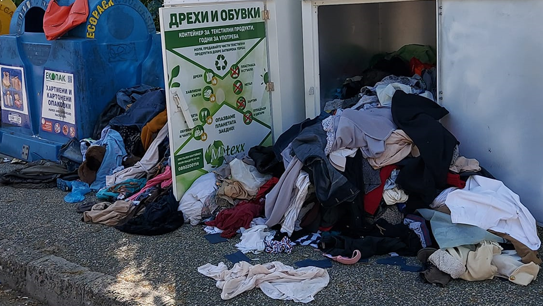 Вандали разбиха контейнери за дрехи във Враца СНИМКИ