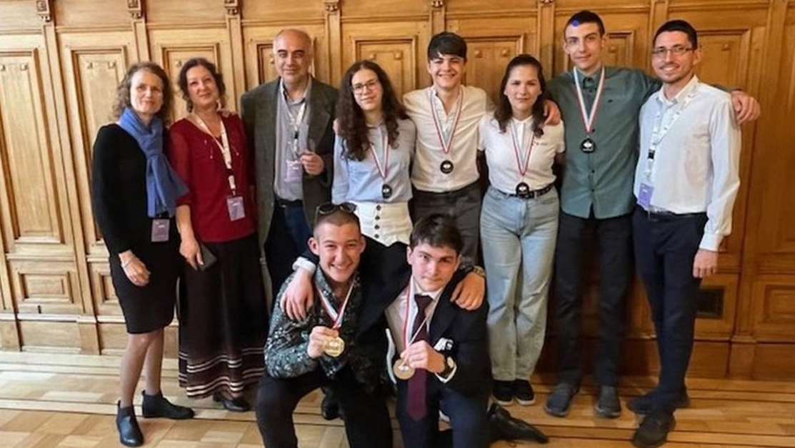 Два сребърни медала взеха български отбори на олимпиадата по експериментални науки
