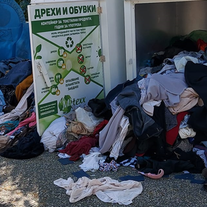 Вандали разбиха контейнерите за текстилни отпадъци поставени срещу Езиковата гимназия