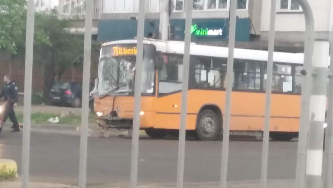 Катастрофа между автобус и камион в София